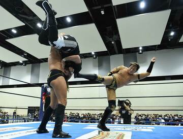  ザックが抱え上げたオーエンズにスーパーキックを打ち込むタイチ（右）