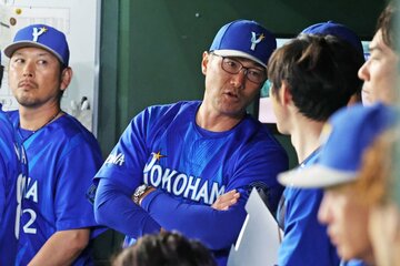 粘り強い戦いで、新たな「DeNA」のカラーを作り出している相川新監督(中)