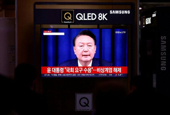 テレビ画面に映し出される尹大統領（ロイター）