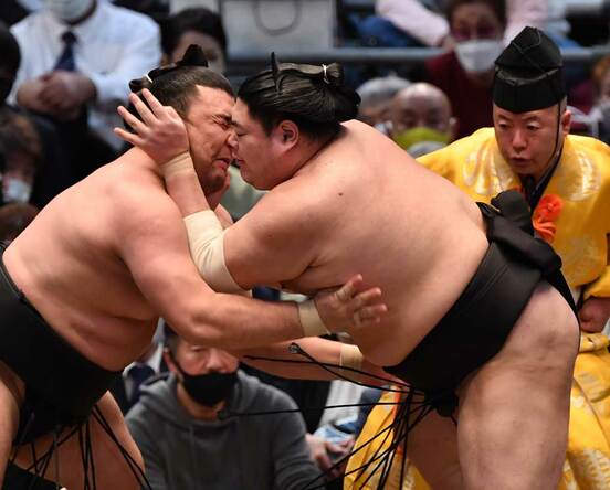  阿炎（右）は霧馬山を一気に押し倒した（東スポWeb）