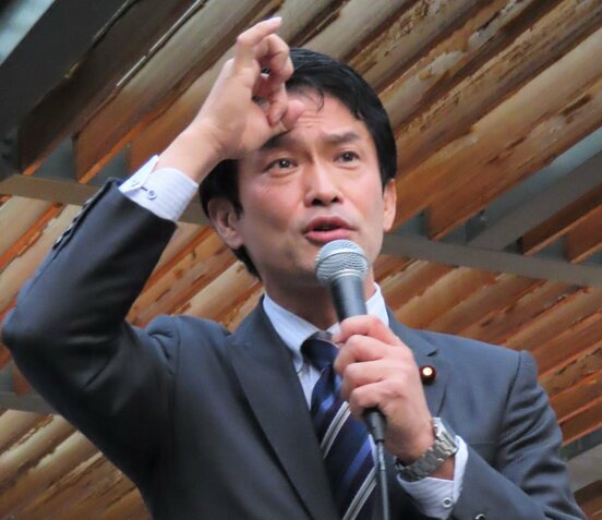  涙ぐむ小川淳也氏（東スポWeb）