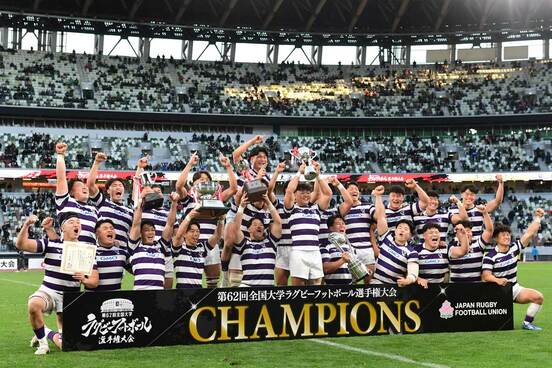 優勝し喜びの声を上げる明治大学の選手たち