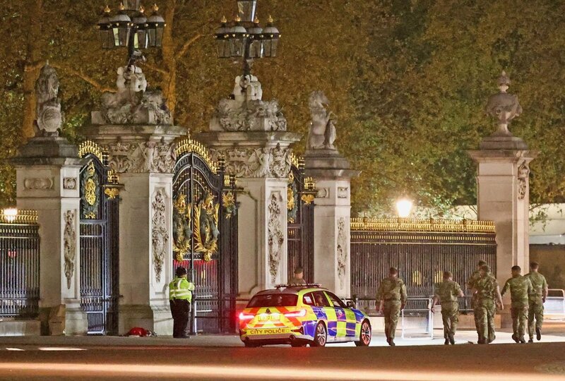 バッキンガム宮殿に危険物投げんだ男を逮捕「王を殺してやる」と叫ぶ　戴冠式直前の緊急事態 | 記事 | 東スポWEB