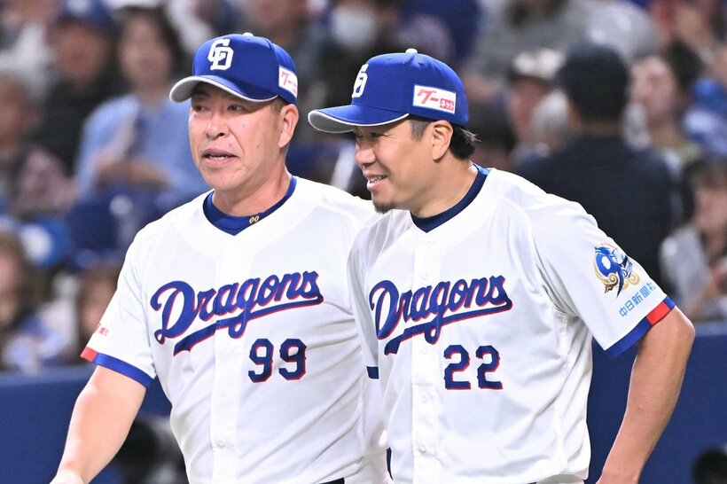 力投の大野雄大(右)を称える中日・井上監督　