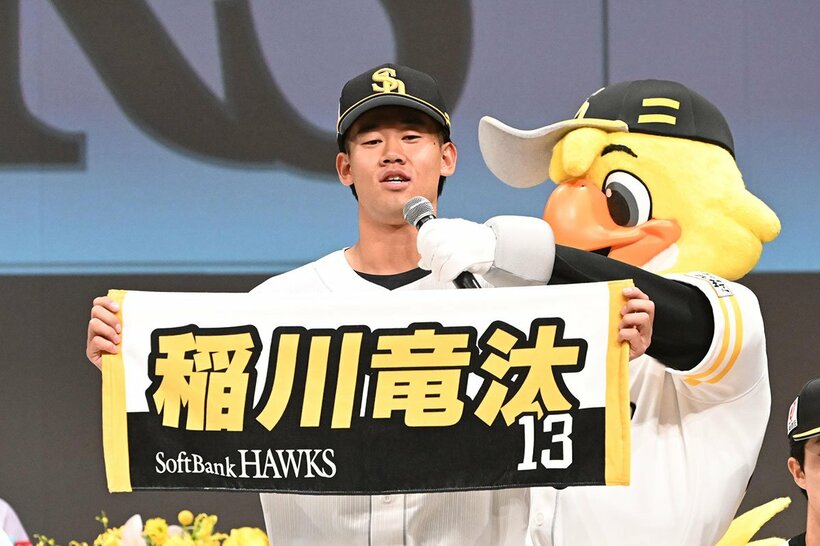 新入団選手発表会見でタオルを持ちあいさつする稲川竜汰