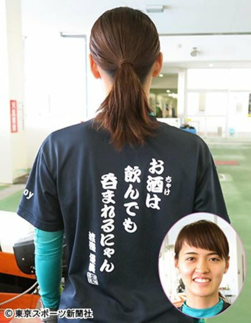 「お酒大好き」な渡辺のTシャツ。酒豪なら呑まれることはなさそうだ
