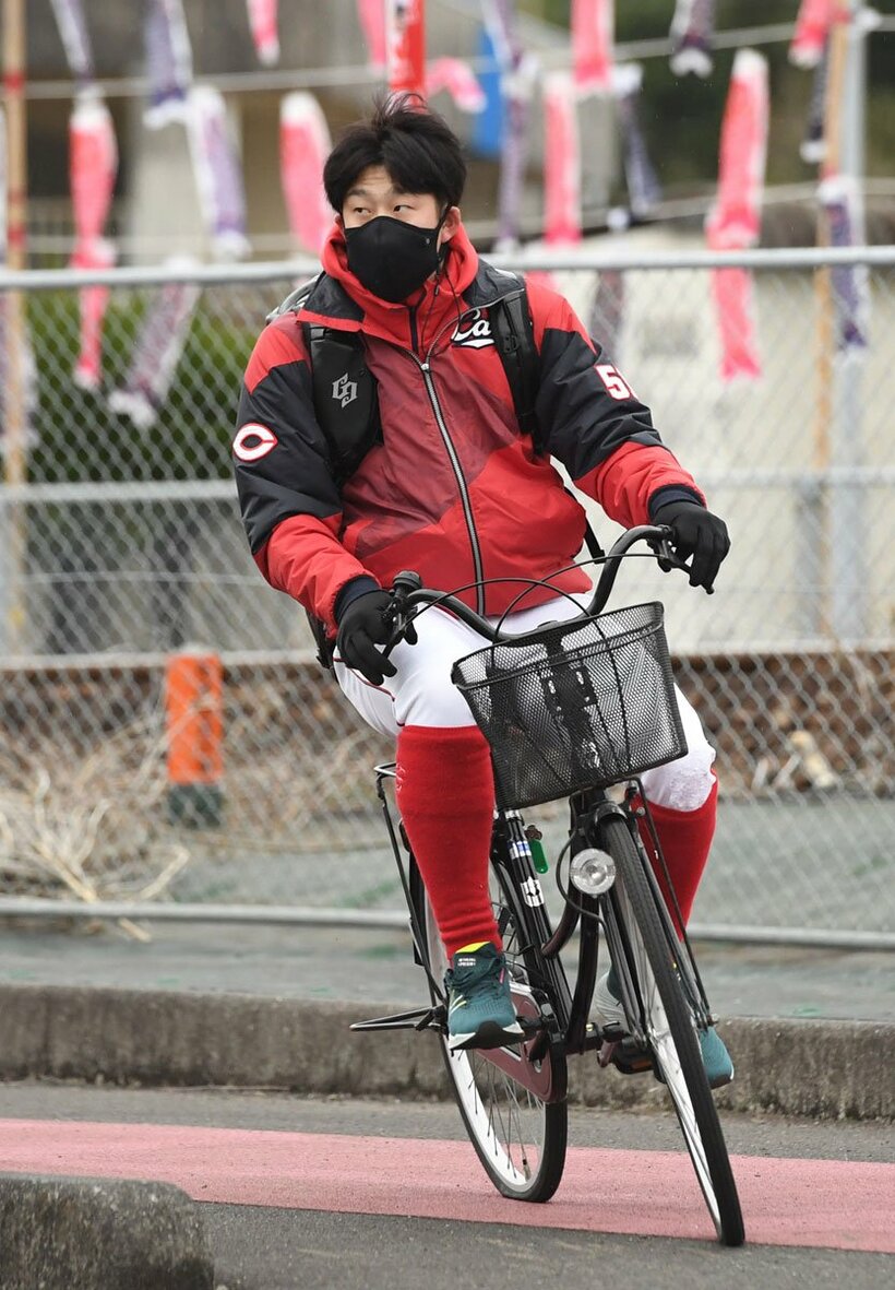  自転車に乗って球場入りする小園（東スポWeb）