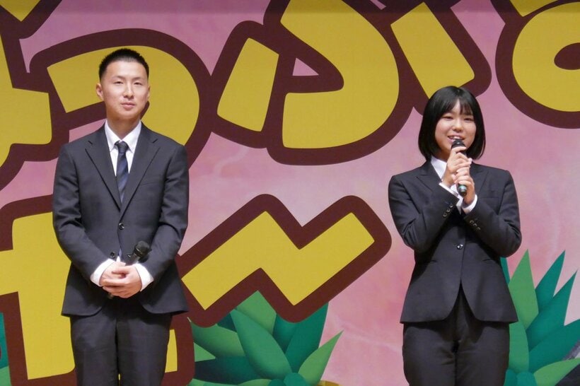 新人あいさつに登場した甲斐貴大(左)と星田夢結