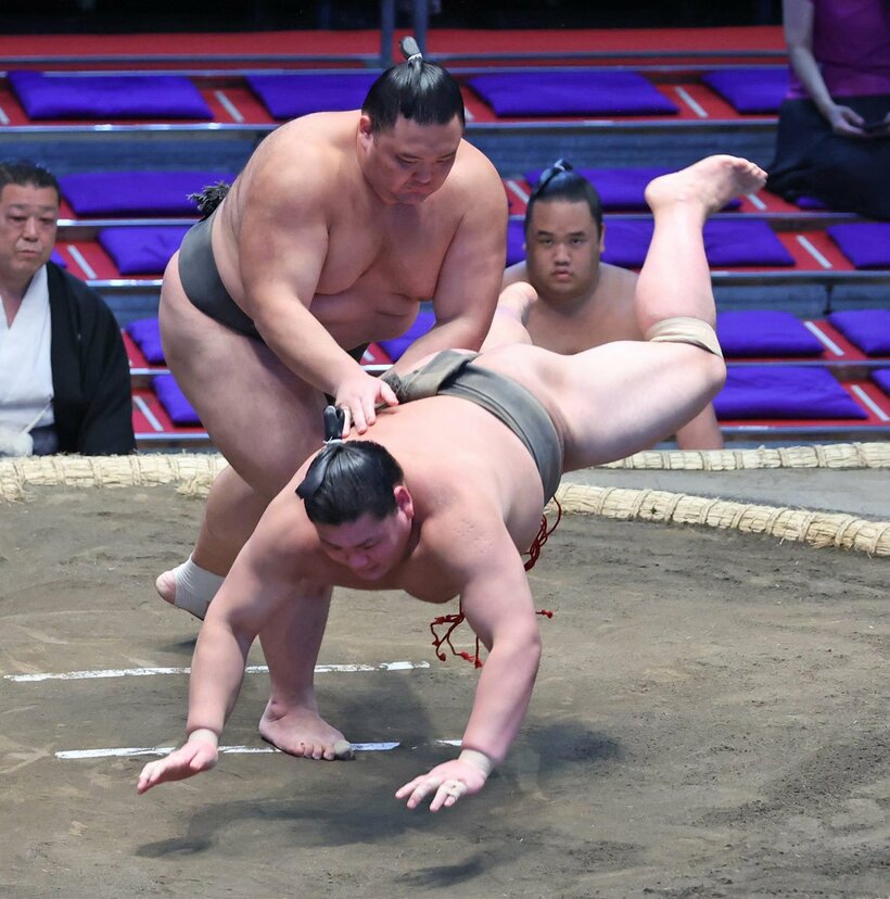  朝乃山は錦国を上手出し投げで下した（東スポWeb）