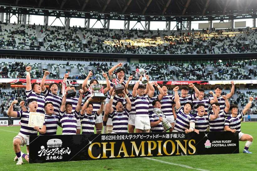 優勝し喜びの声を上げる明治大学の選手たち