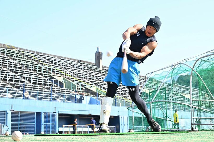 自主トレで打撃練習する柳田悠岐