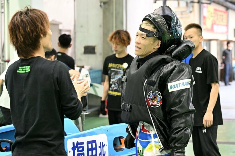 優出を決め、上野真之介(左)と話し込む塩田北斗