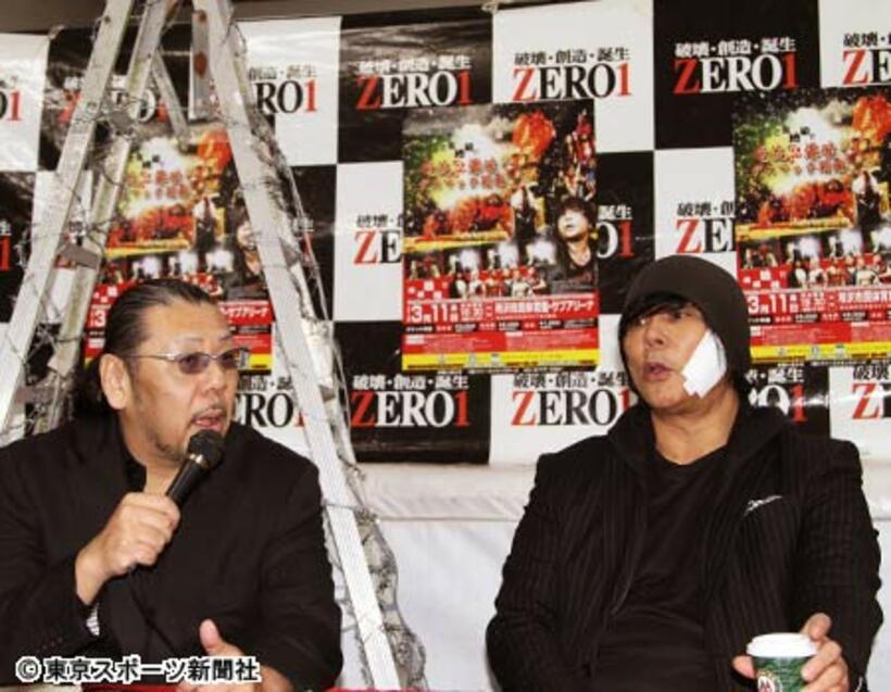 仲良く会見した大仁田（右）とＴＡＲＵ