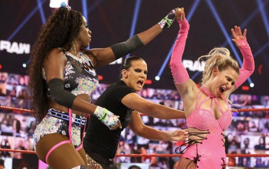  ナイアに勝った最弱ラナはナオミ（左）の祝福を受けるも、背後からシェイナが襲撃(©2021　WWE,　Inc.　All　Rights　Reserved.)