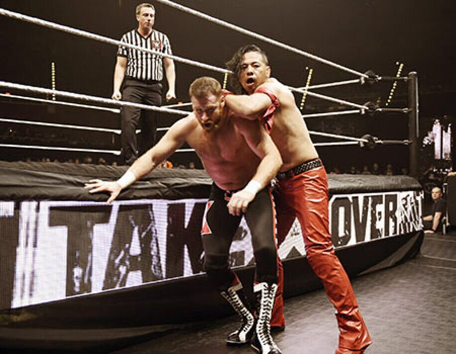 ゼイン（左）を相手に鮮烈デビューを飾ったナカムラ(C)2016　WWE,　Inc.　All　Rights　Reserved.