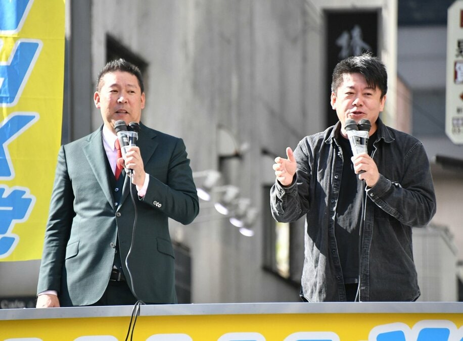  ＮＨＫ党の立花代表(左)とともに演説を行った堀江氏（東スポWeb）