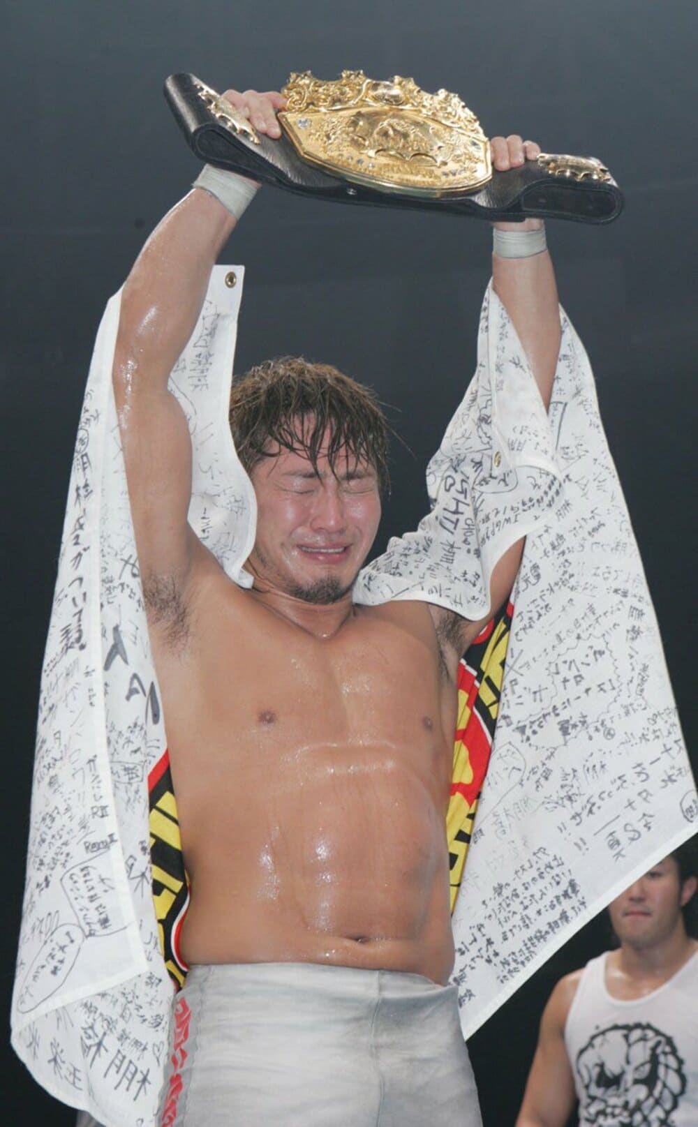 泣きながらＩＷＧＰヘビー級のベルトをかかげる新王者の棚橋弘至（２００６年７月）