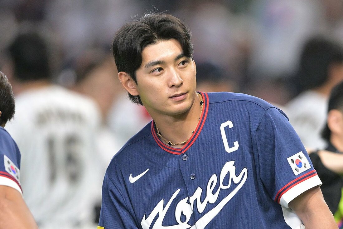 ネックレスがキラリと輝くイ・ジョンフ