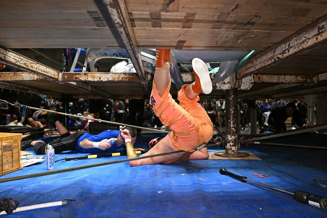勢い余ってリング下へ落下したサスケ