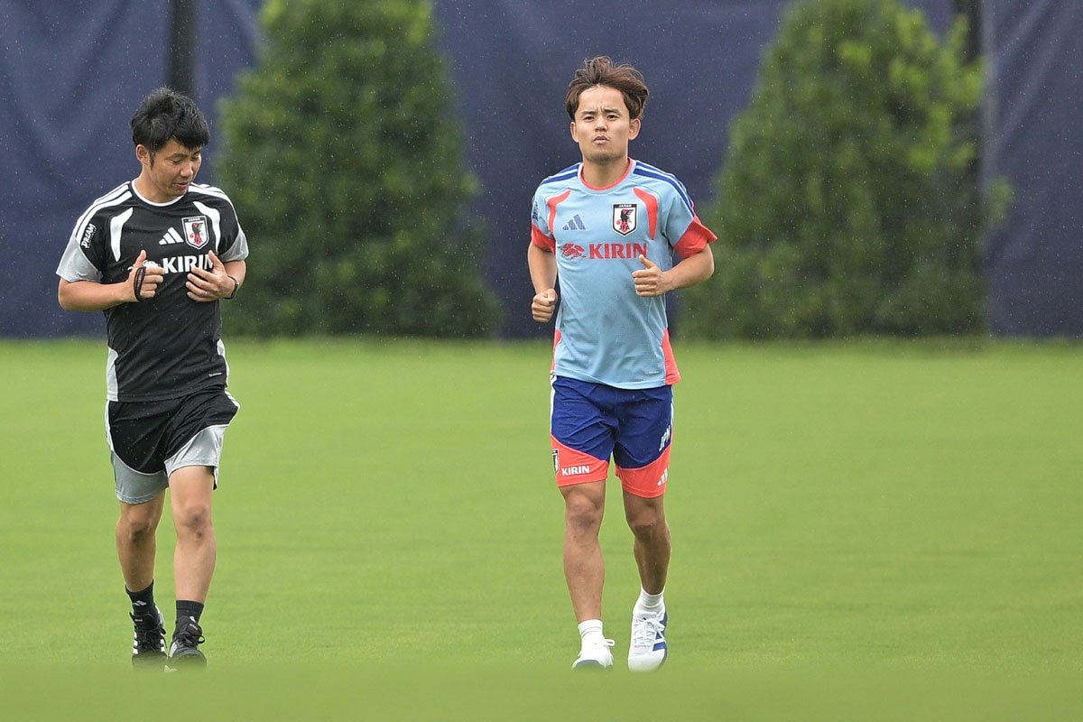 【小虎屋】久保建英 日本代表】久保建英がピッチ上でランニングメニュー 公の場では左ヒザ