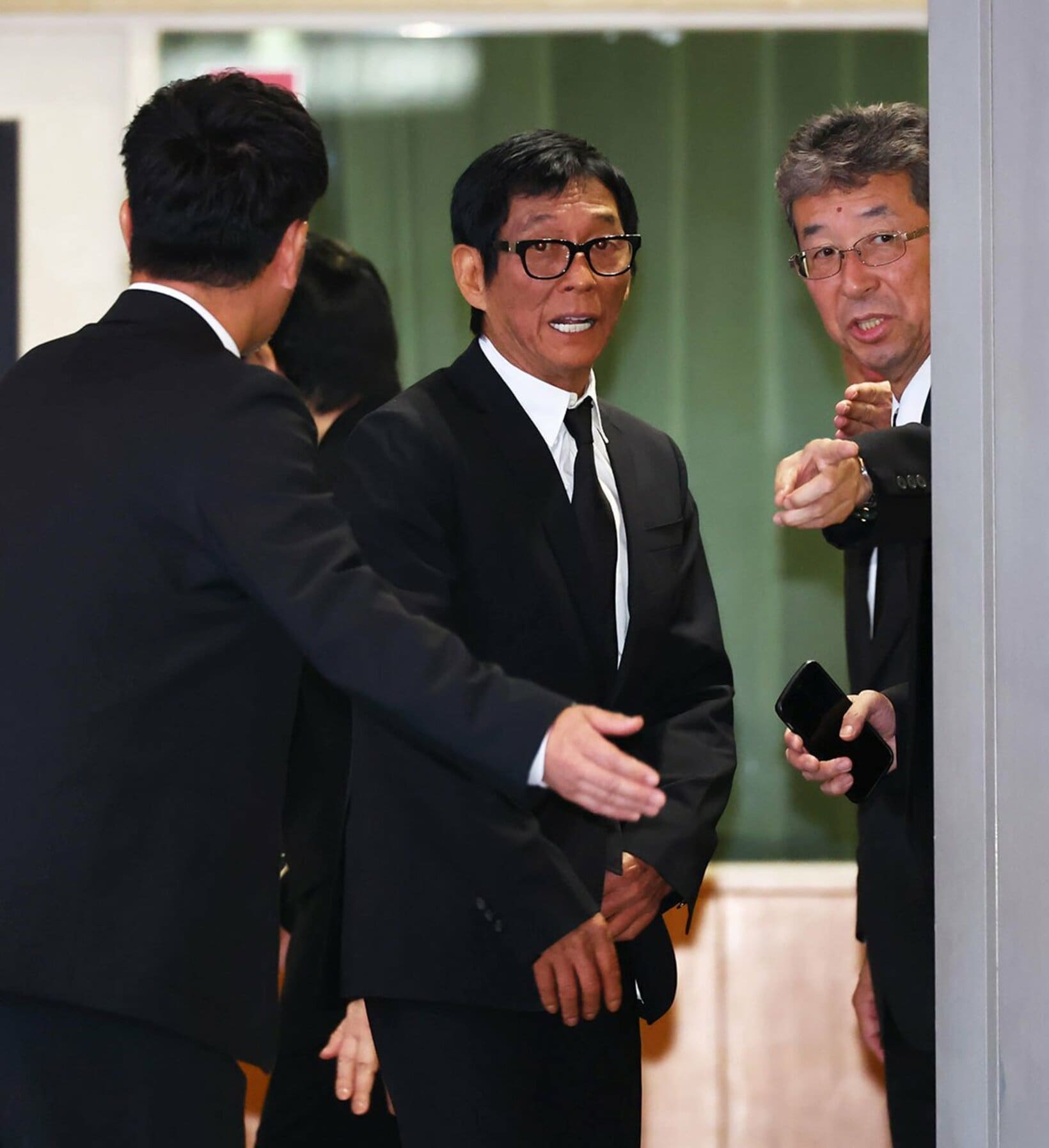 通夜に参列した明石家さんま(中)