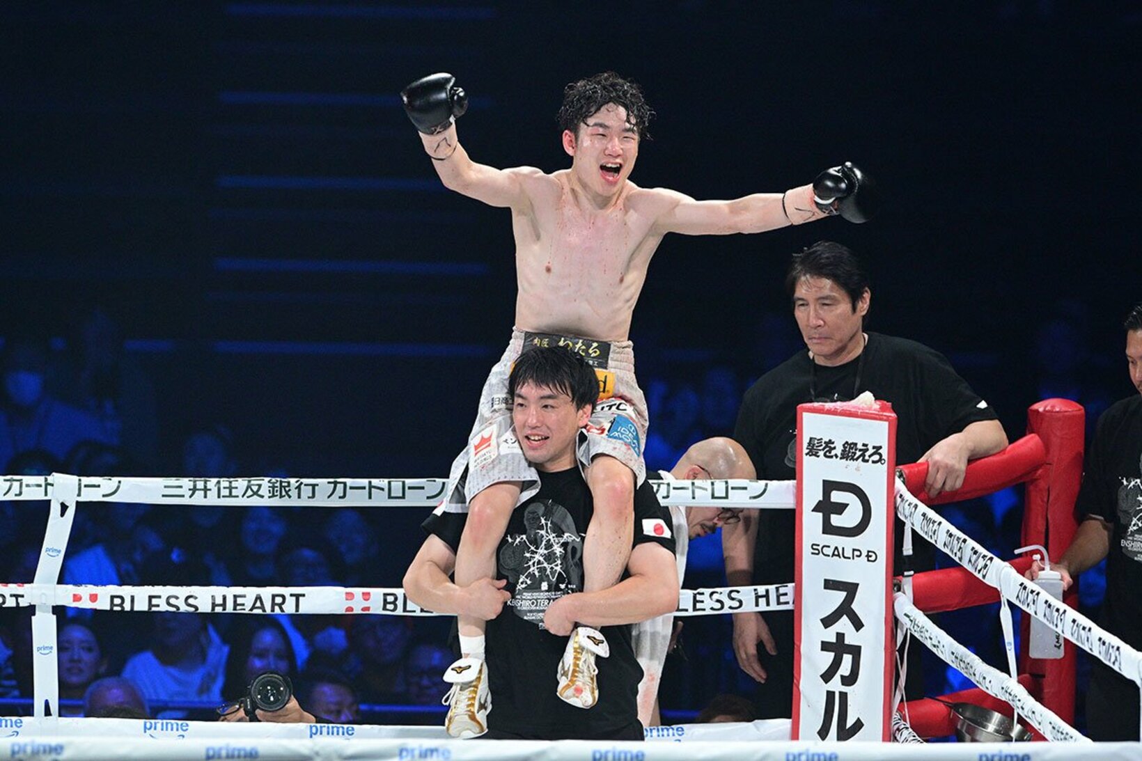 11ＲのTKO勝利後、セコンドの肩車で喜ぶ拳四朗