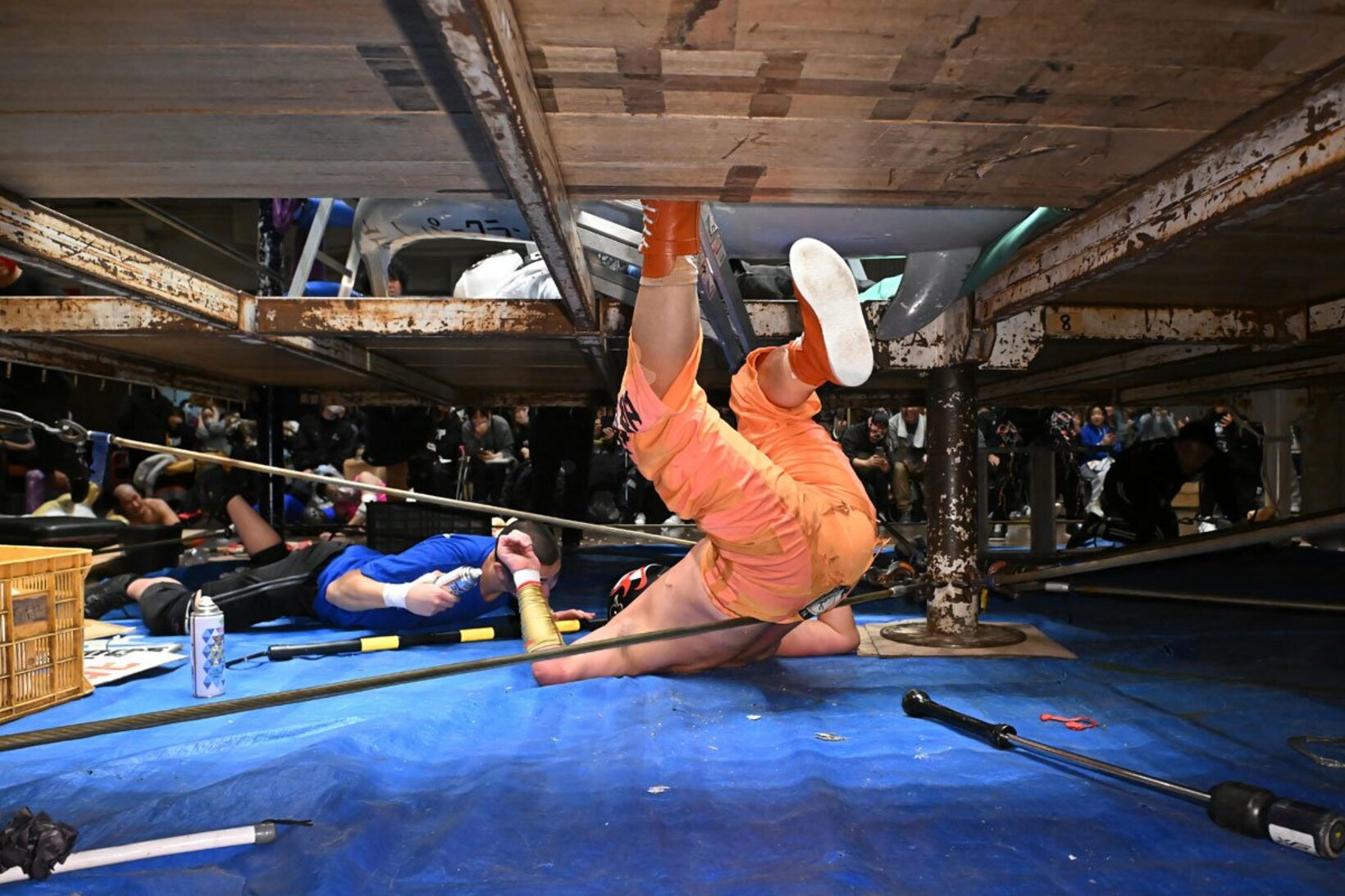 勢い余ってリング下へ落下したサスケ