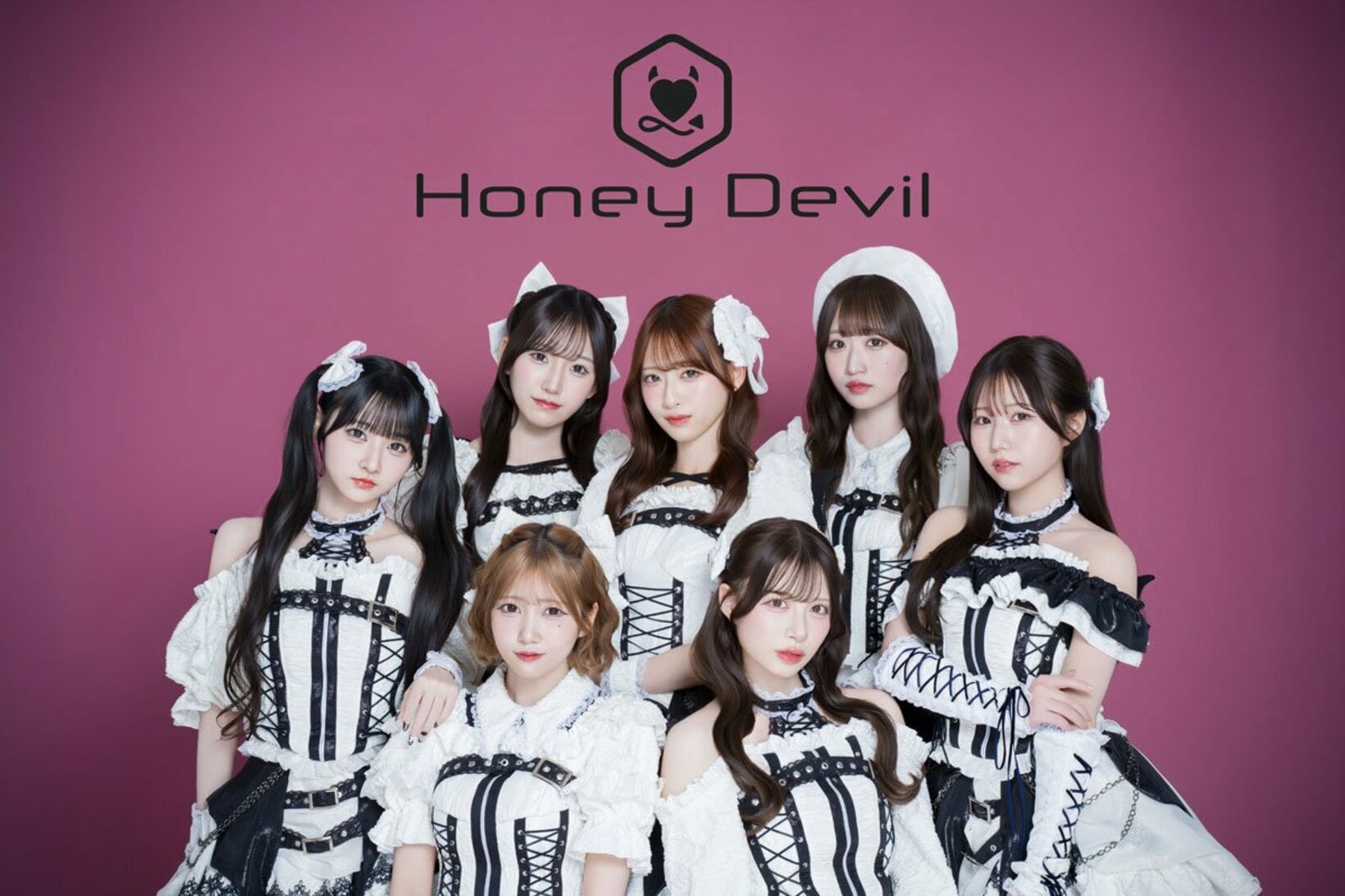 ７人組の「Ｈｏｎｅｙ　Ｄｅｖｉｌ」。前列左から鈴木南帆、藤原遼、後列左から井上唯、渋谷奏和、亀尾日菜子、日浦菜緒、小山涼香.