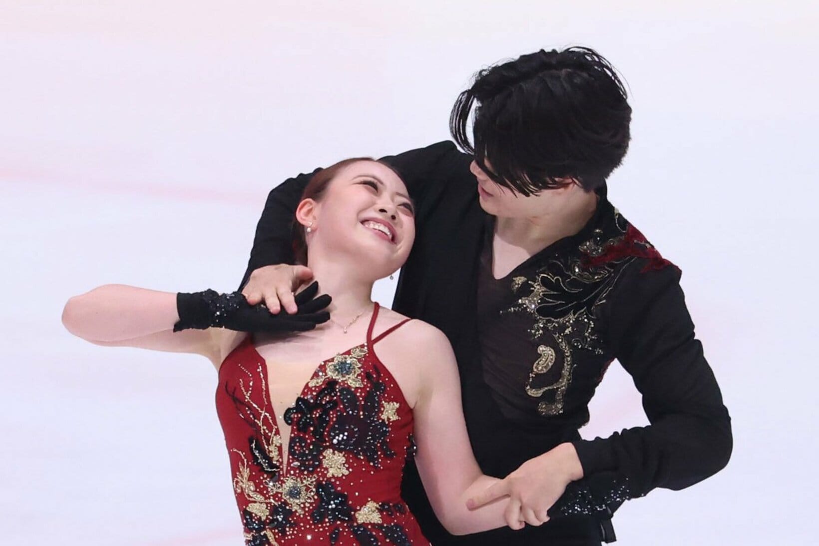 【写真】笑顔で見つめ合う〝りかしん〟こと紀平梨花(左)と西山真瑚(右)