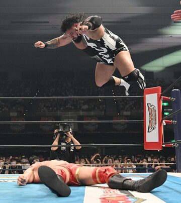  オカダ（下）にトーピードを浴びせるジョナ（東スポWeb）