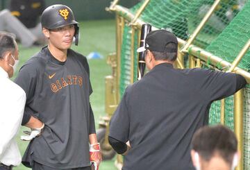 原監督（右）のアドバイスを聞く坂本勇人