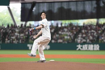 セレモニアルピッチに登板した「ふぉ～ゆ～」の辰巳雄大（球団提供）