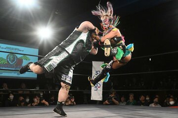 伊藤薫にフェイスバスターするダーク・ウナギ