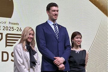 MVPに輝いたムセルスキー(中)。左はNEC川崎の佐藤淑乃、右は東レの花岡千聡