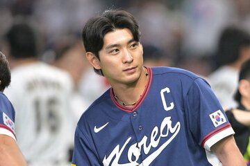 ネックレスがキラリと輝くイ・ジョンフ