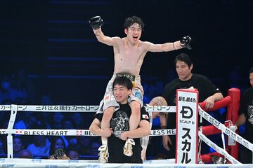 11ＲのTKO勝利後、セコンドの肩車で喜ぶ拳四朗