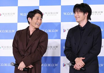「怪物」完成報告会に出席した安田顕（左）と水上恒司