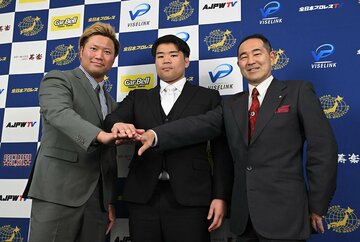 入団会見時、丸刈り前の塙元輝(中)。左は宮原健斗、右は福田社長