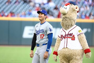 ブレーブスのマスコット・ブルーパーと談笑する大谷翔平