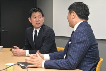 森保一監督（奥）と武田修宏氏