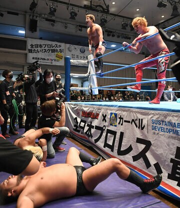  諏訪魔と芦野祥太郎をリング上から挑発する青柳優馬(左）と宮原健斗(東スポWeb)