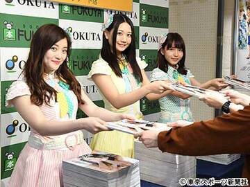 ファンにムック本を手渡しするSKE４８の3人