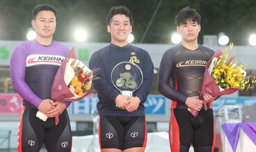 GI初優勝を飾った石原颯(中)と2着・松本貴治(左)、3着・吉田拓矢