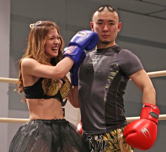 殴られ屋KENJIと対戦するラウンドガール希望