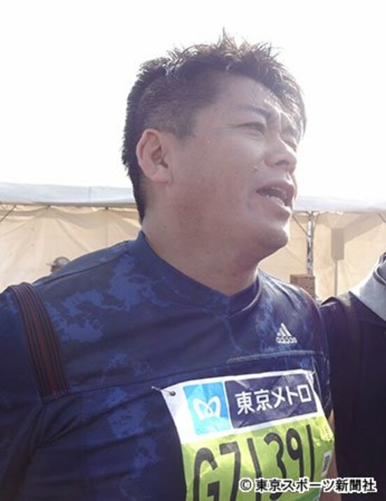 苦しそうな表情で取材に応じた堀江氏