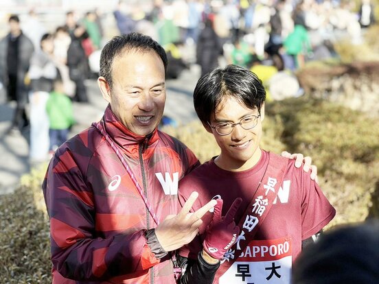 5区を好走した工藤慎作(右)を称える早大・花田監督
