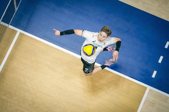 韓国戦での西田有志（Volleyball World提供）