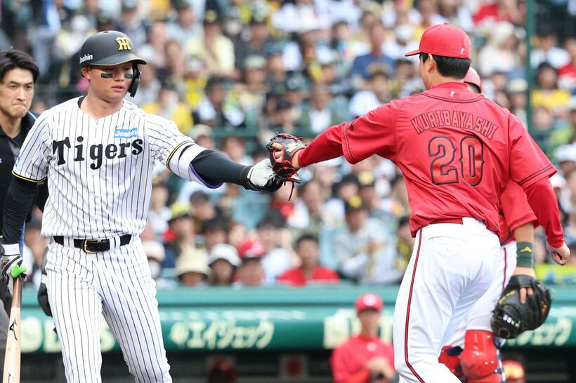 森下翔太（左）が栗林良吏のグラブに〝グータッチ〟