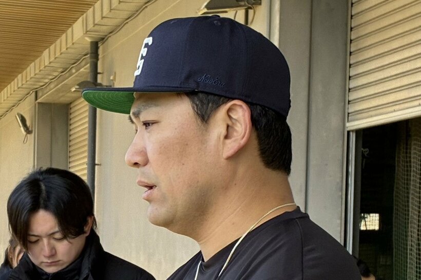 報道陣の取材に応じる巨人・田中将大