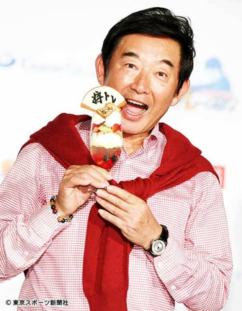  特製パフェにかぶりつく石田純一